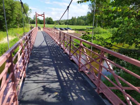Cable suspension bridge: bridge deck with non-slip surface of corundum.